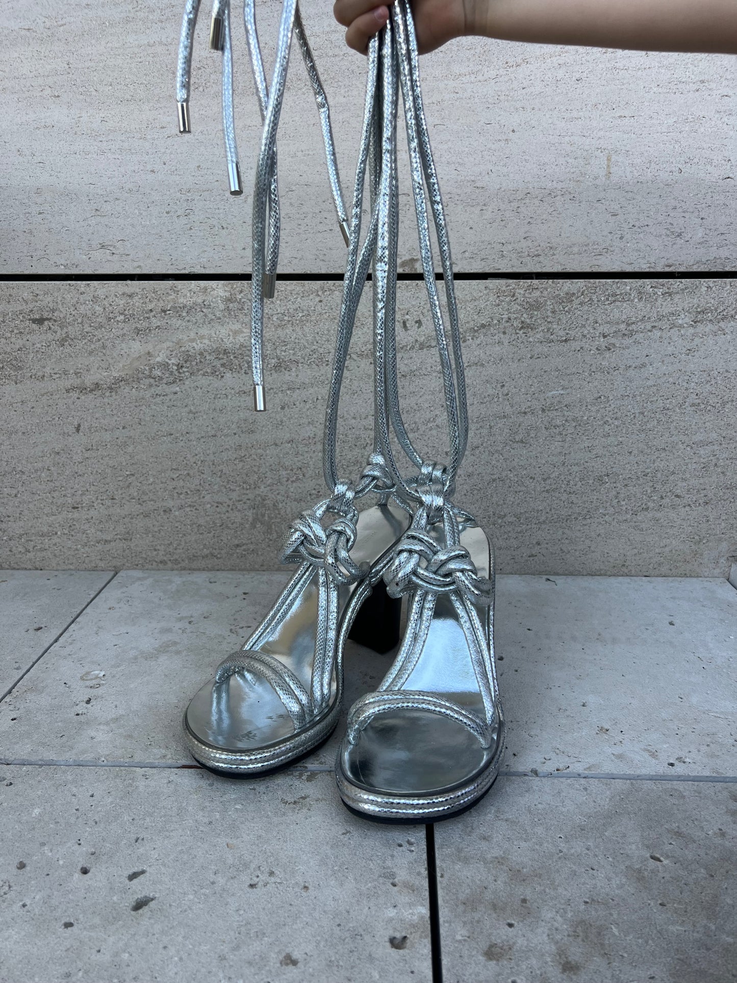 ISABEL MARANT. Sandalia plateada tiras T 39