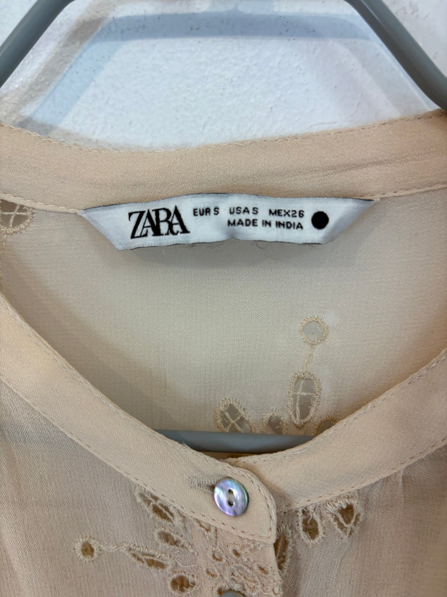 ZARA. Blusa beige bordados vaporosa