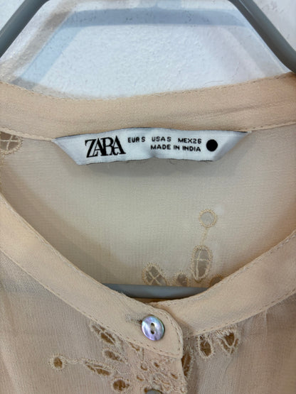 ZARA. Blusa beige bordados vaporosa