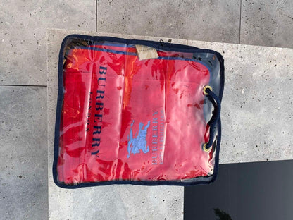 BURBERRY. Toalla de playa roja logo