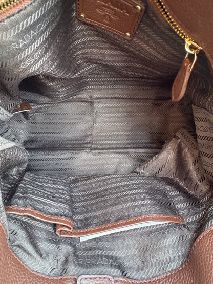 PRADA. Bolso marrón Vitello de piel granulada