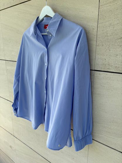 LION OF PORCHES. Camisa azul claro