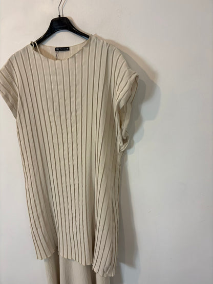 ZARA. Vestido midi plisado en crudo