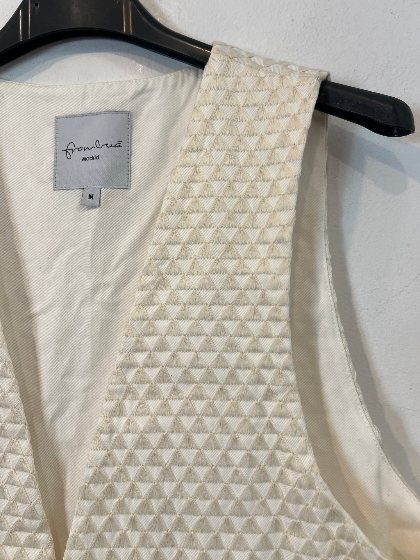 FRAMBUÁ. Chaleco beige bordado T.m