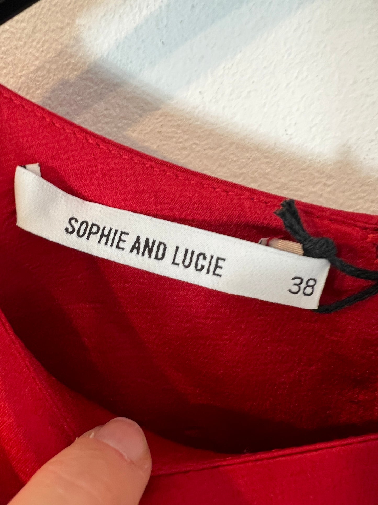 SOPHIE&LUCIE. top rojo botones T.38