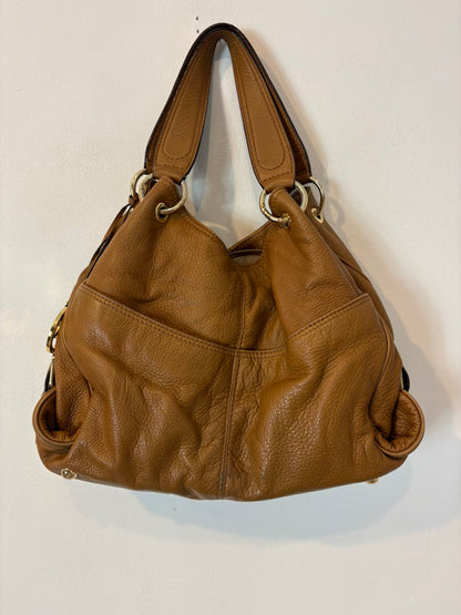 MICHAEL KORS. Bolso de hombro piel camel