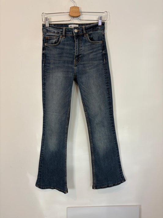 ZARA. Denim ligeramente acampanado