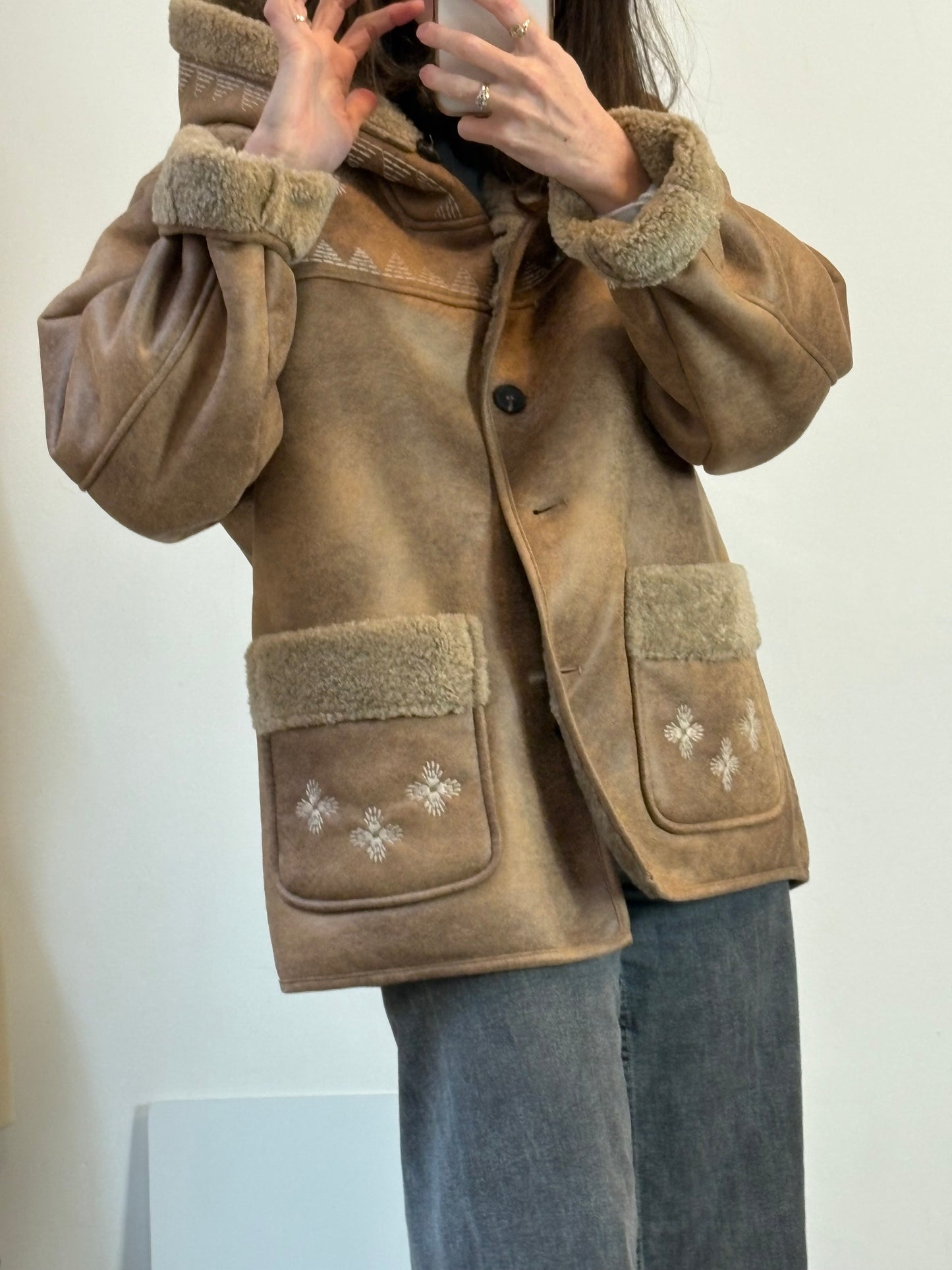 INTROPIA. Abrigo doble faz bordados