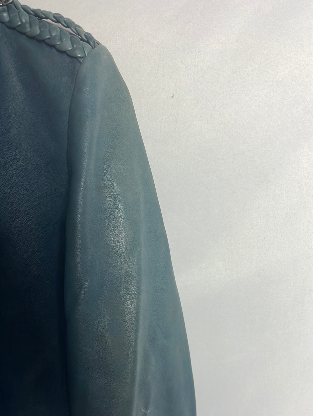 BARBARA BUI. Chaqueta piel azul botones. T 40 (Tara)