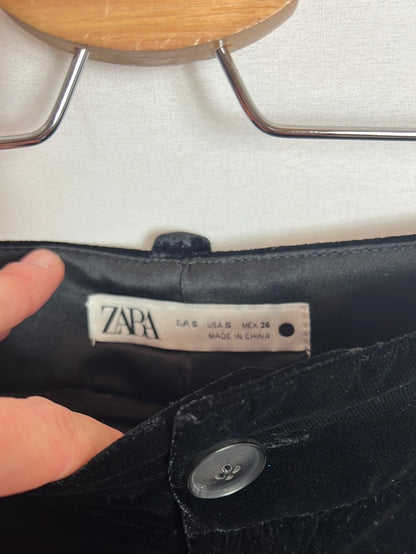 ZARA. Pantalón negro pinzas terciopelo. T S
