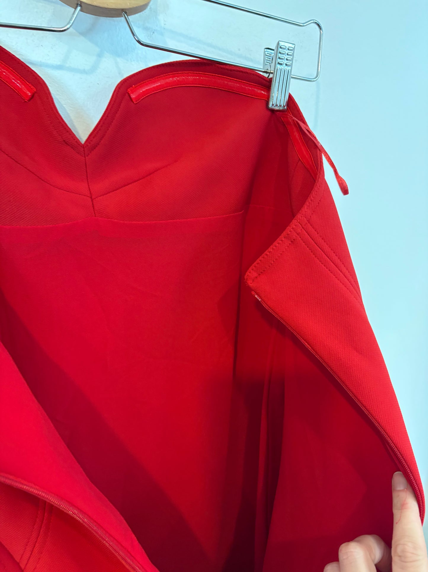 ZARA. Vestido rojo midi costuras