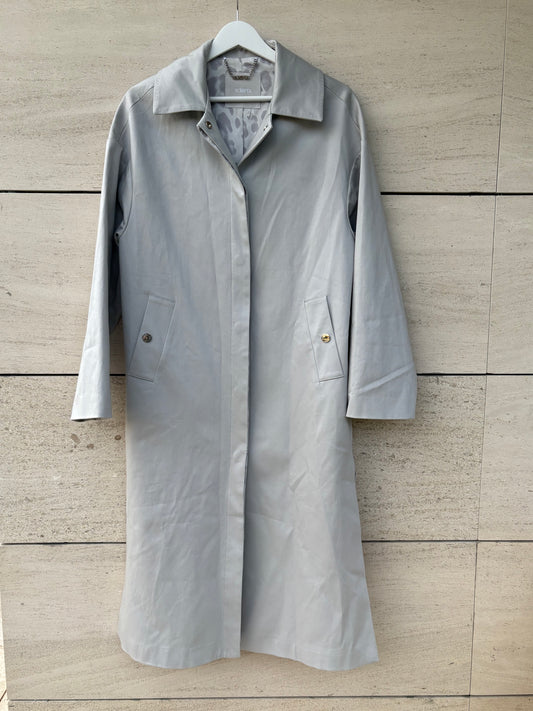 SCRIPTA. Gabardina larga gris claro