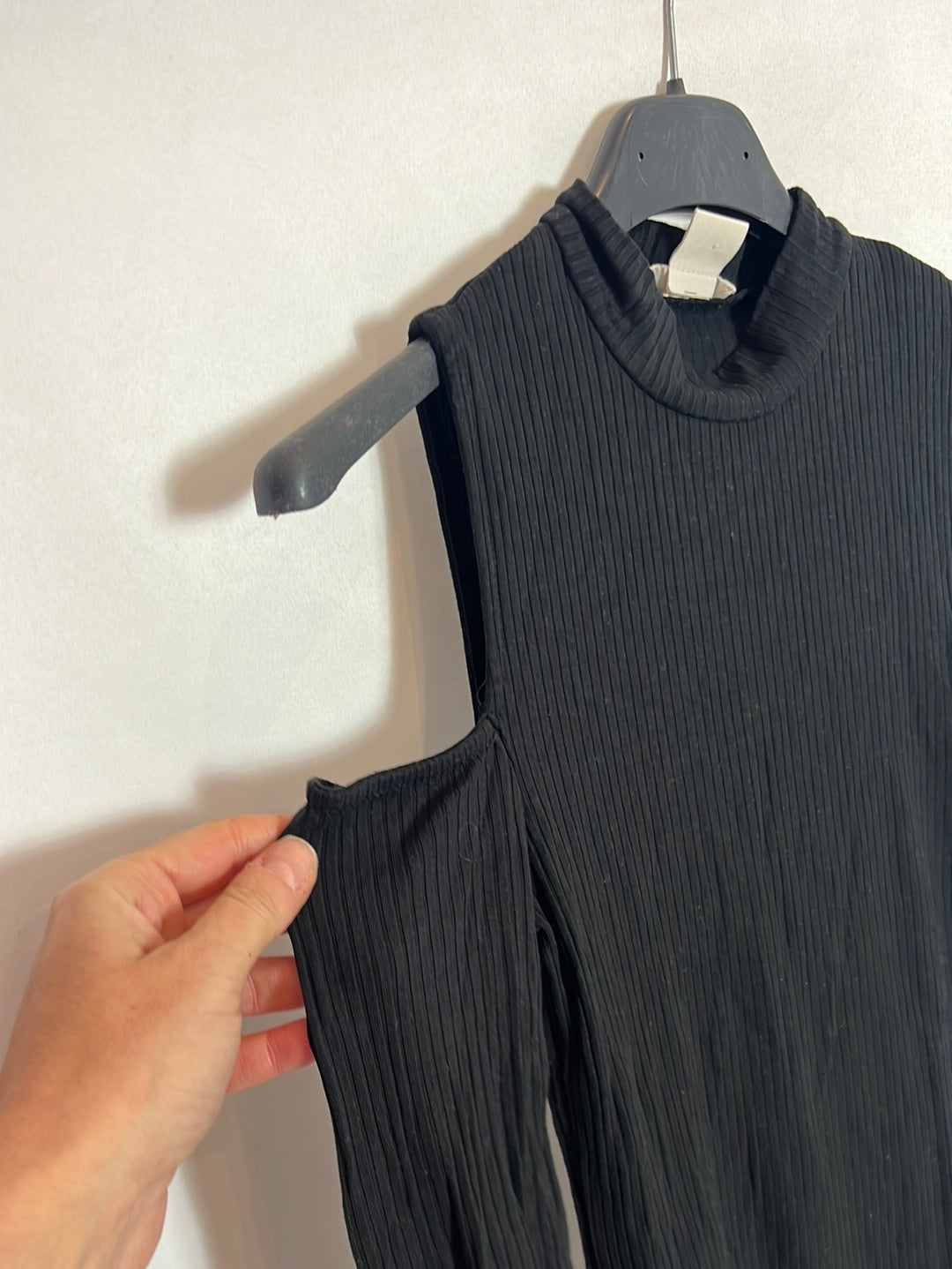 H&amp;M. Perkins black top size 34