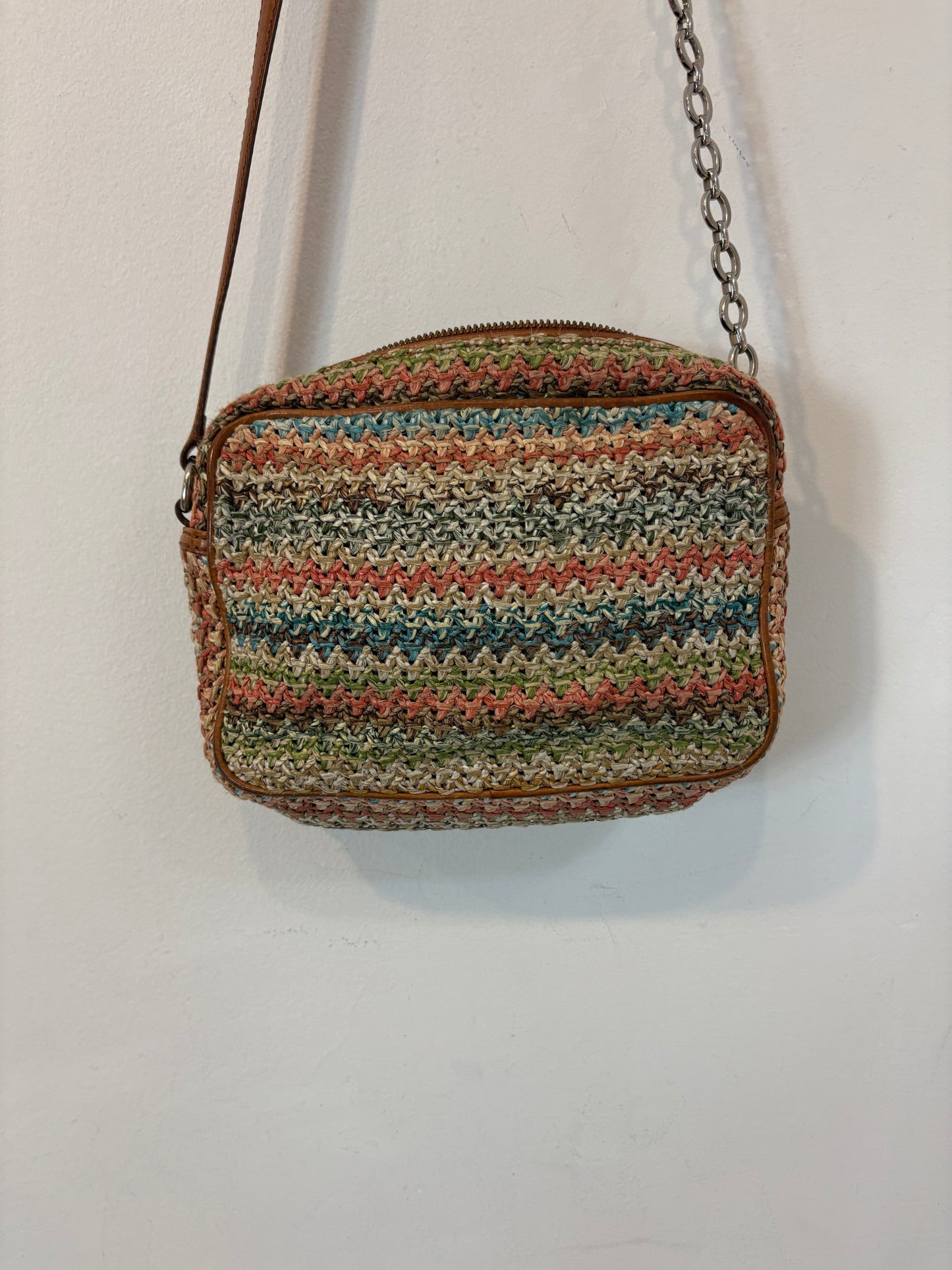 BIMBA Y LOLA. Bolso trenzado colores