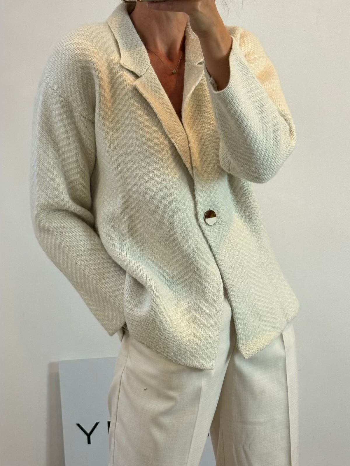 MAISON ANJE. Chaqueta beige con lana detalle botón
