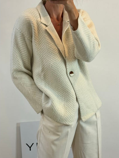 MAISON ANJE. Chaqueta beige con lana detalle botón
