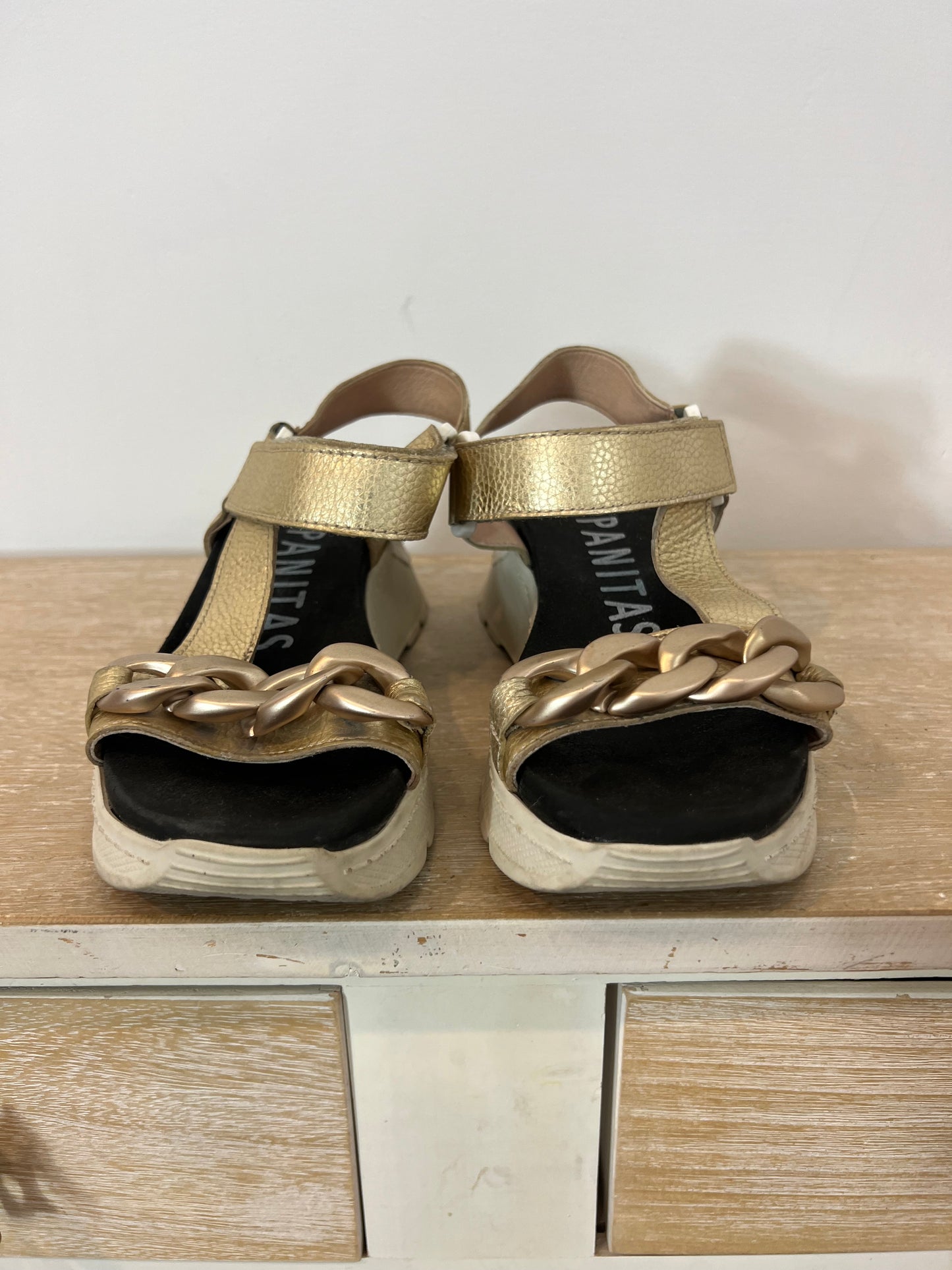 HISPANITAS. Sandalias doradas cadena T.37