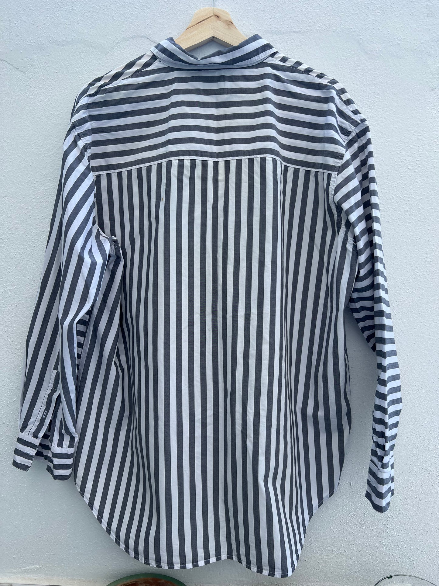 CHEAP MONDAY. Camisa gris rayas