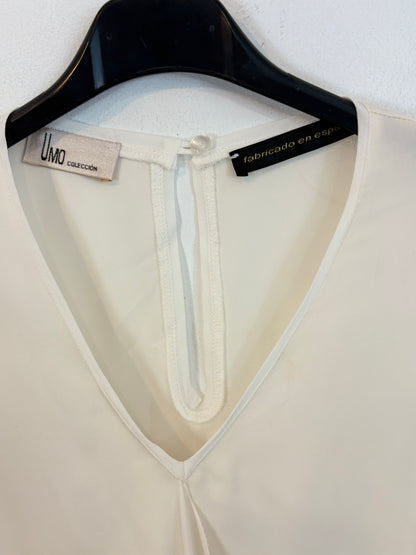 UMO COLLECTION. Top  encaje color crudo abertura