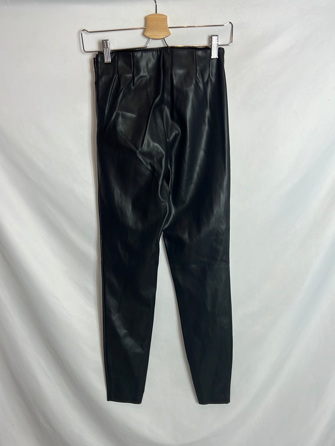 ZARA. Pantalon pitillo efecto piel . T S
