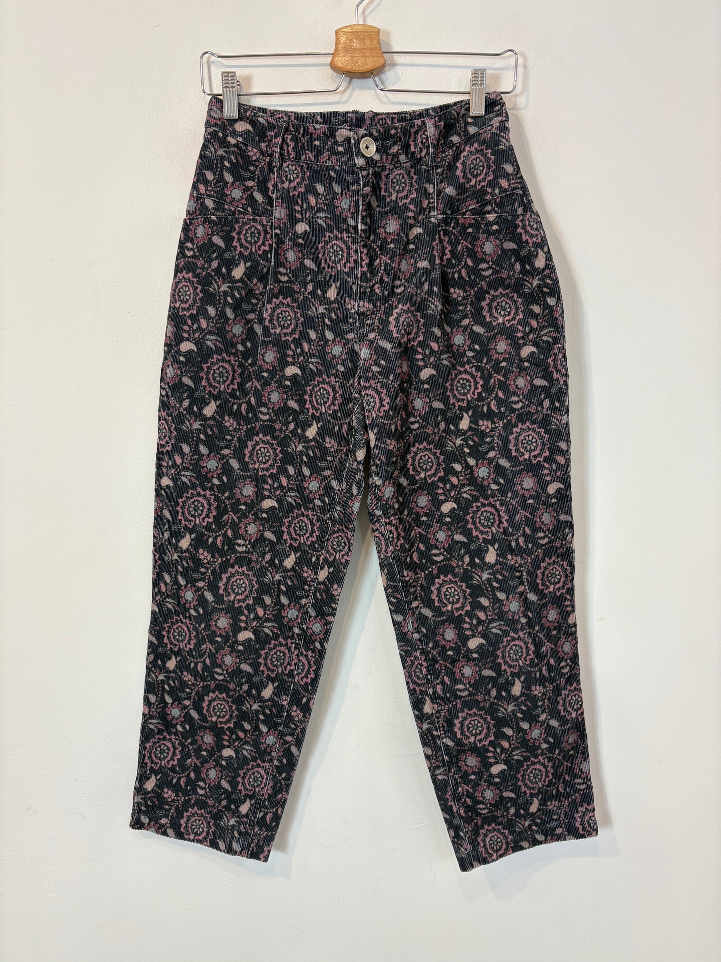 OTRAS. Pantalón azul textura flores