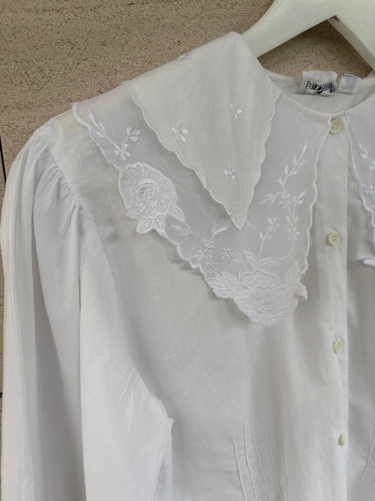 OTRAS. Blusa blanca encaje cuello