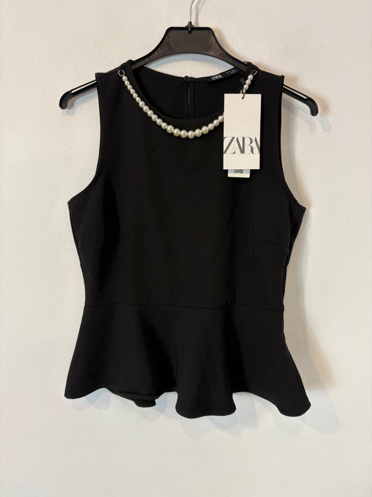ZARA. Top volante y perlas