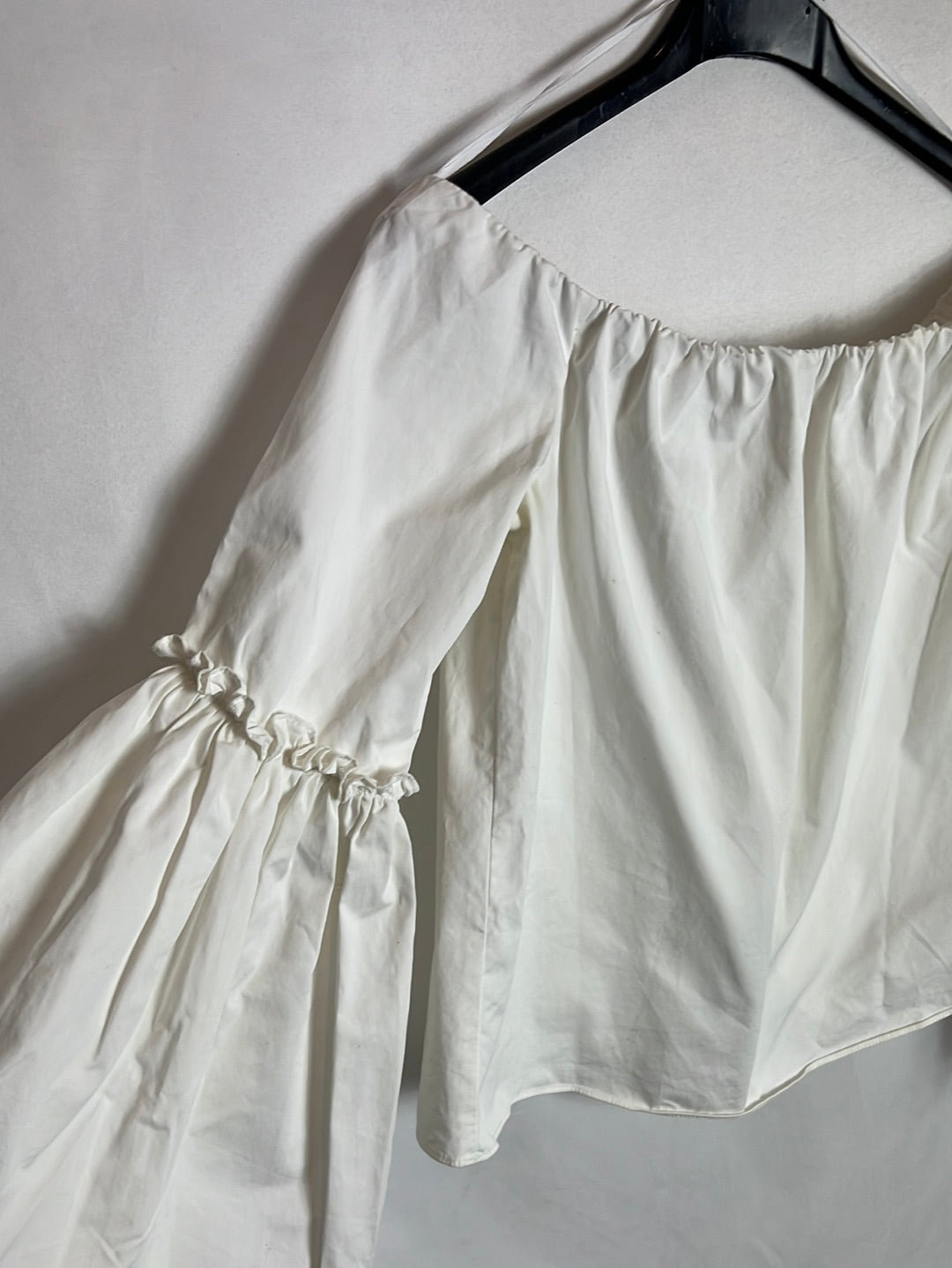 ZARA. Top blanco cuello barco Ts