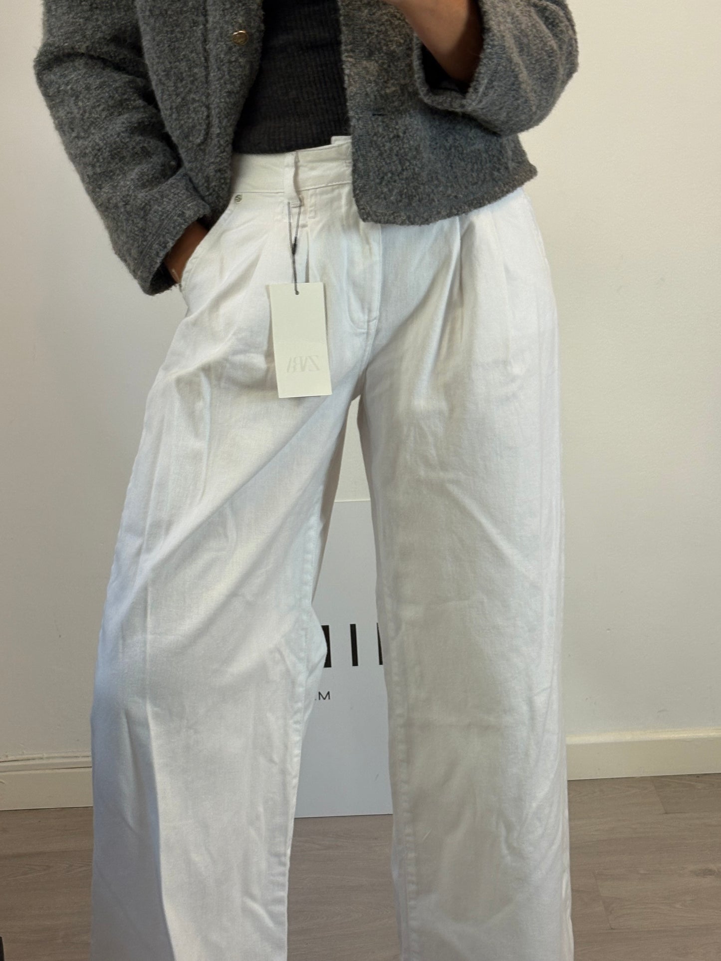 ZARA. Denim blanco ligero pata ancha. T 38