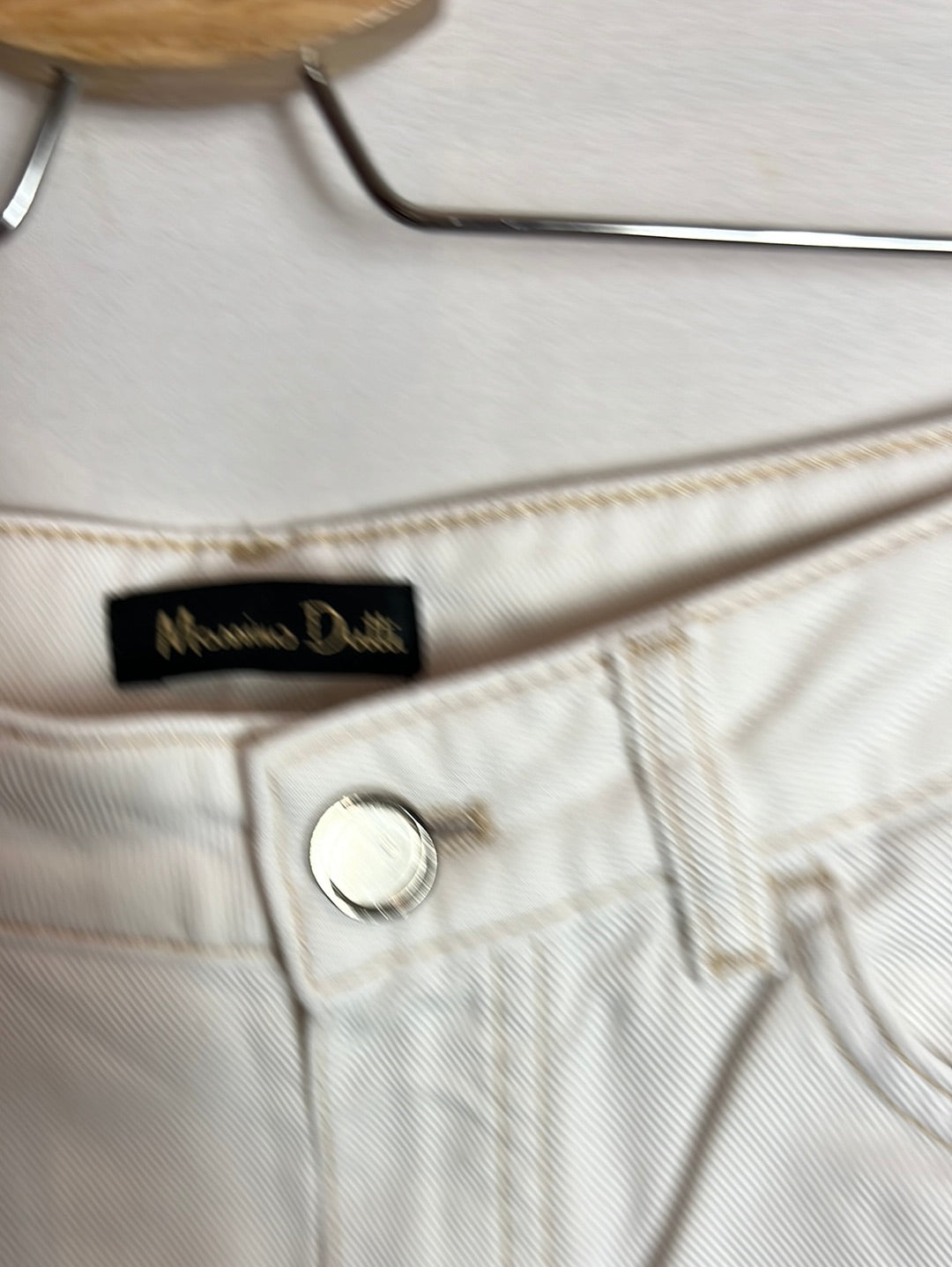 MASSIMO DUTTI. Denim blanco estilo mom fit costuras. T 38
