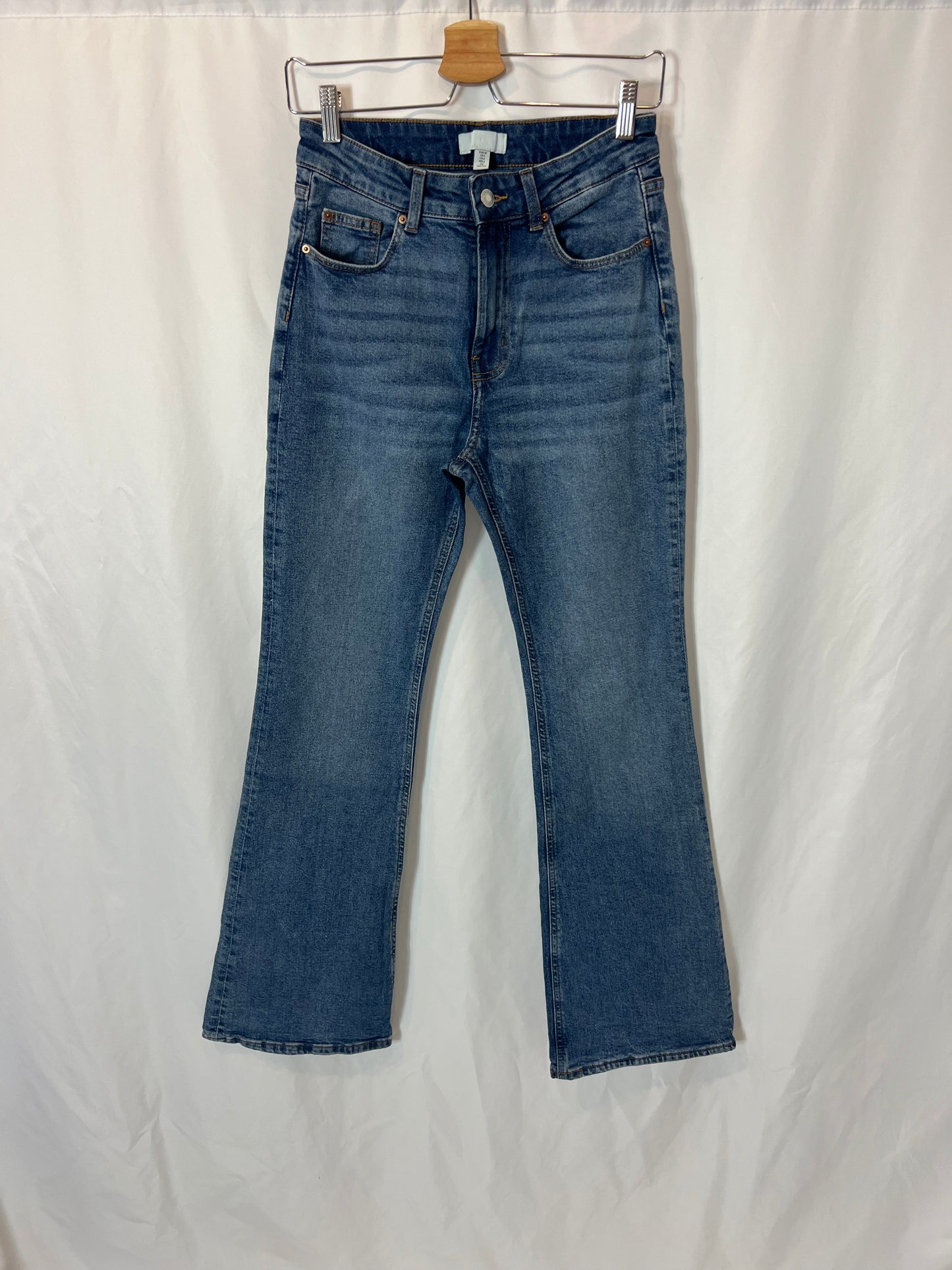 H&M.Pantalón campana claro  T.38