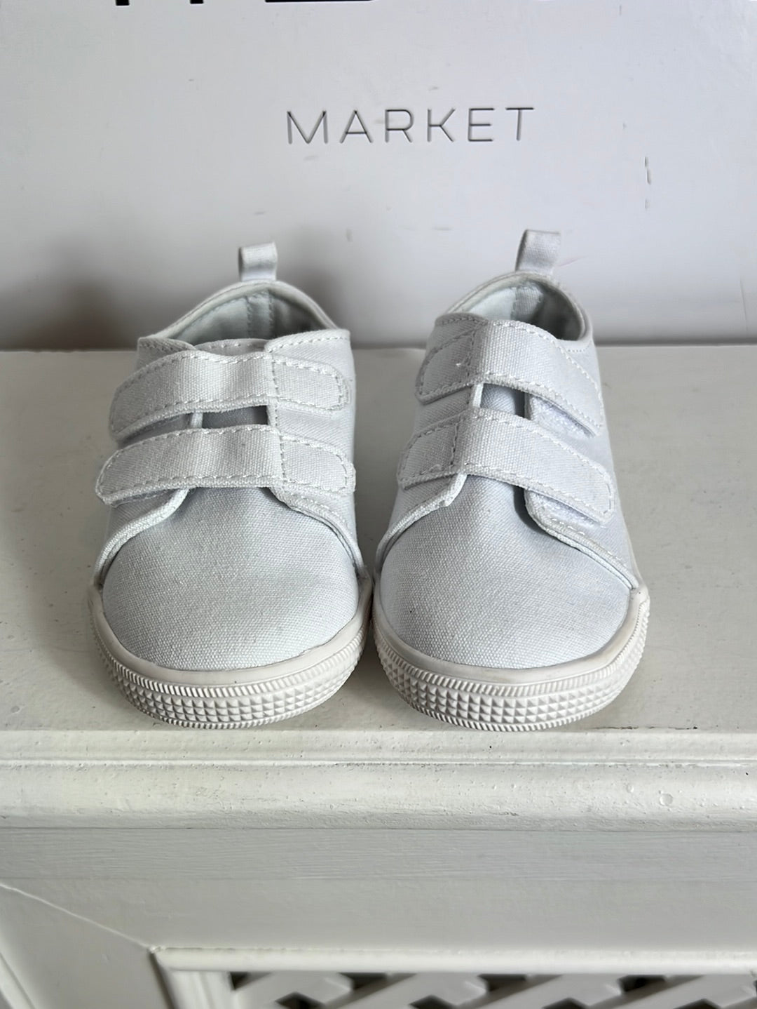 OTHERS. White velcro sneakers. Size 21
