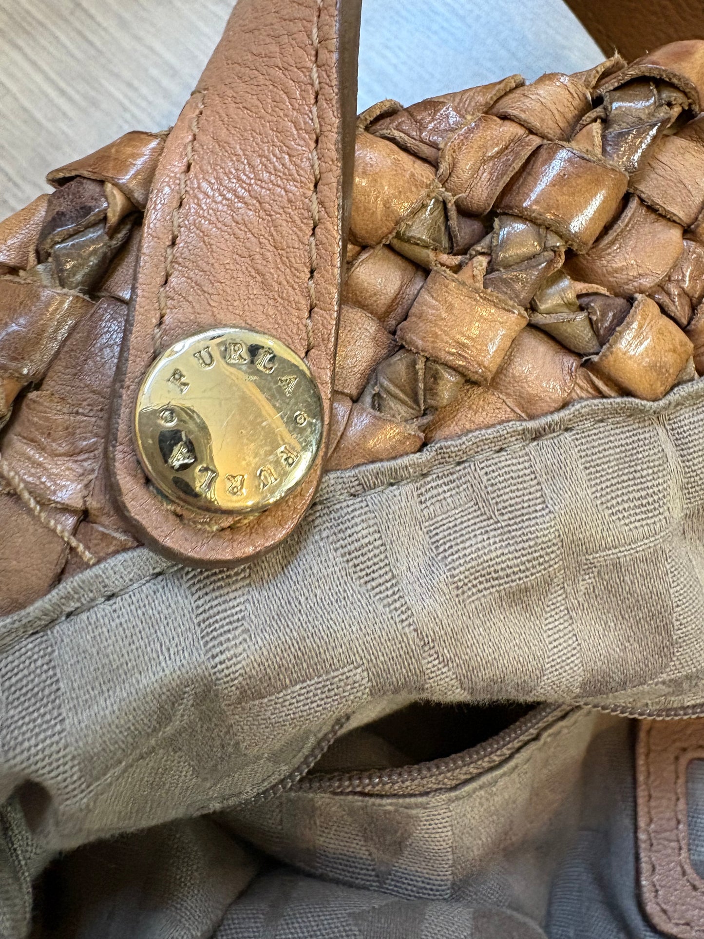 FURLA. Bolso de hombro piel trenzada