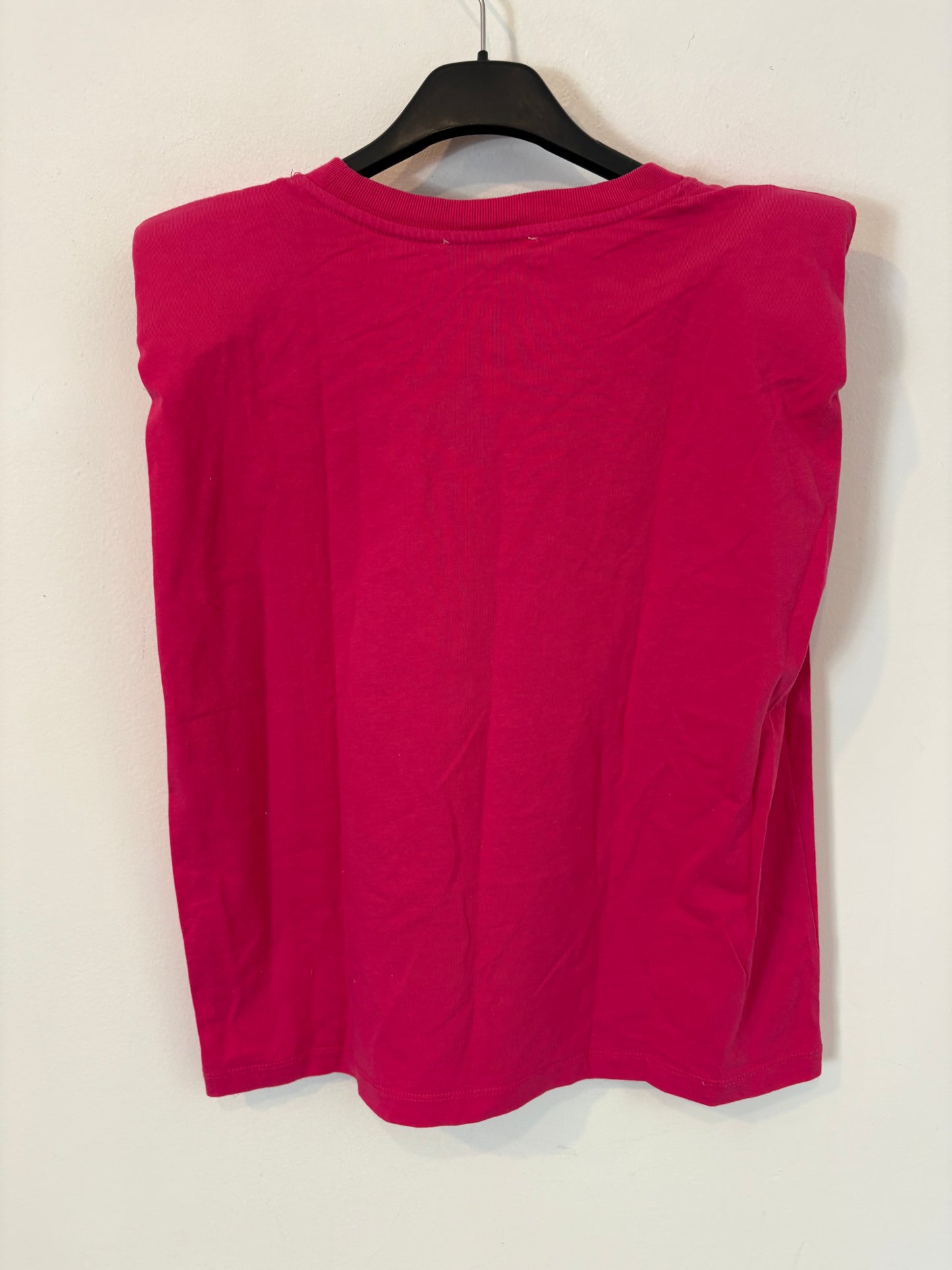 ZARA. Camiseta fucsia hombreras. T S