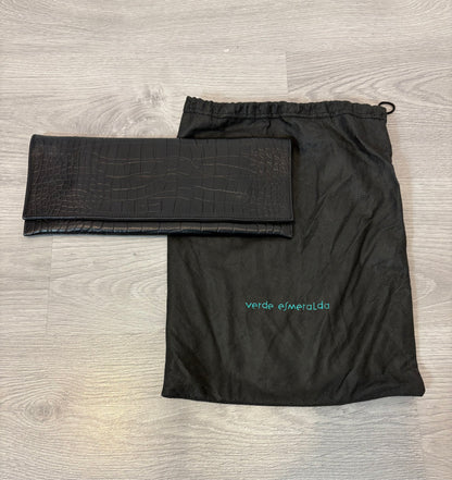 VERDE ESMERALDA . Cartera de mano negra troquelada