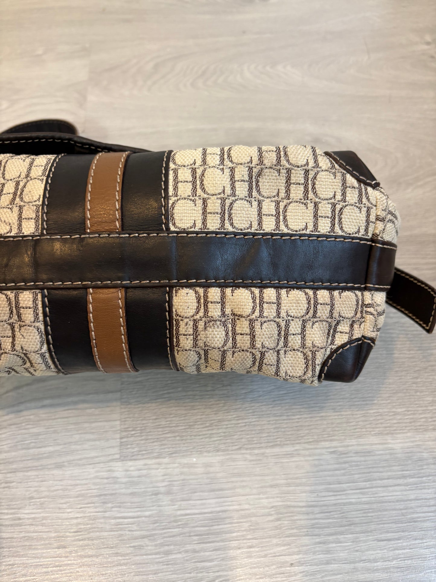 CAROLINA HERRERA. Bolso  asa larga con piel