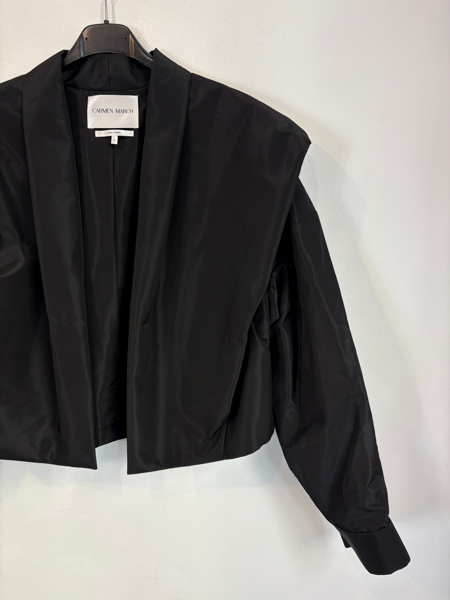 CARMEN MARCH. Chaqueta negra volumen