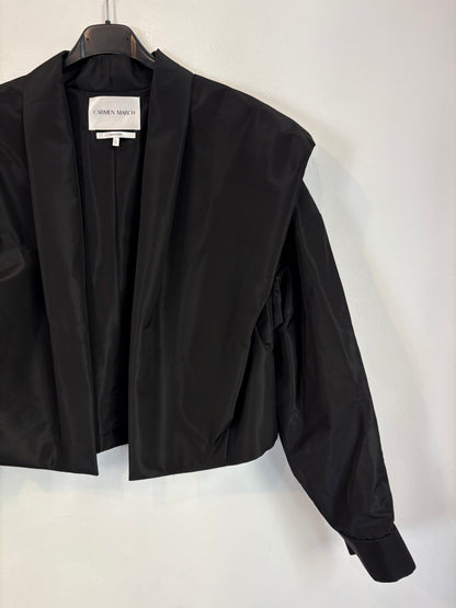 CARMEN MARCH. Chaqueta negra volumen
