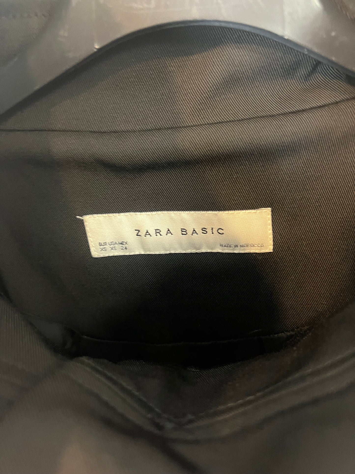 ZARA. Chaqueta negra textura detalle botones. T XS