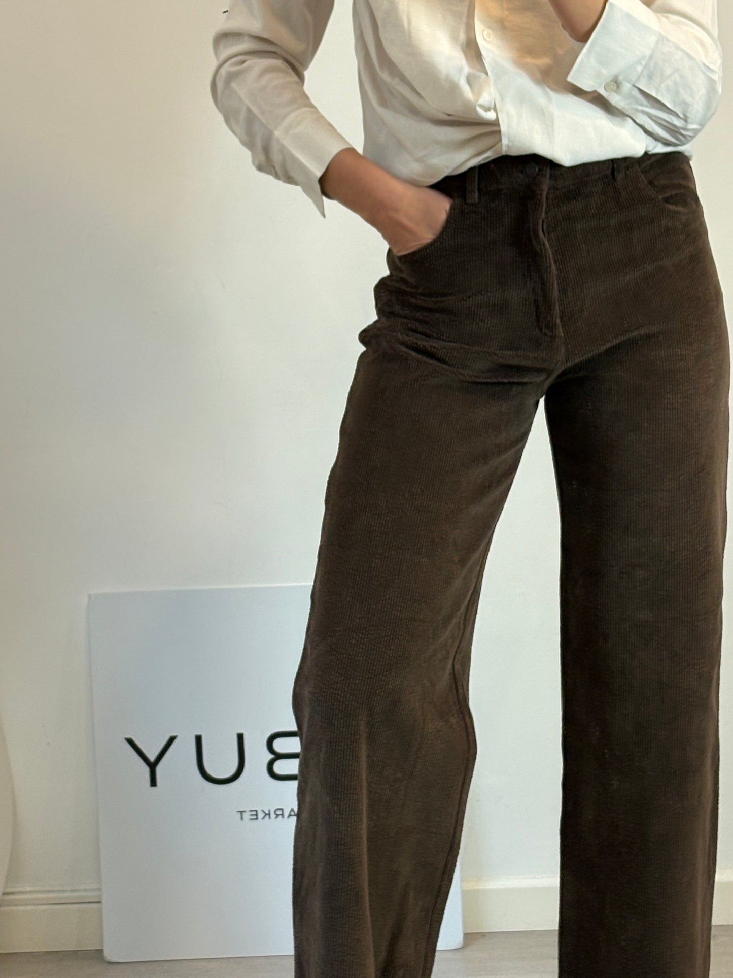 MASSCOB. Pantalón marrón textura pata ancha