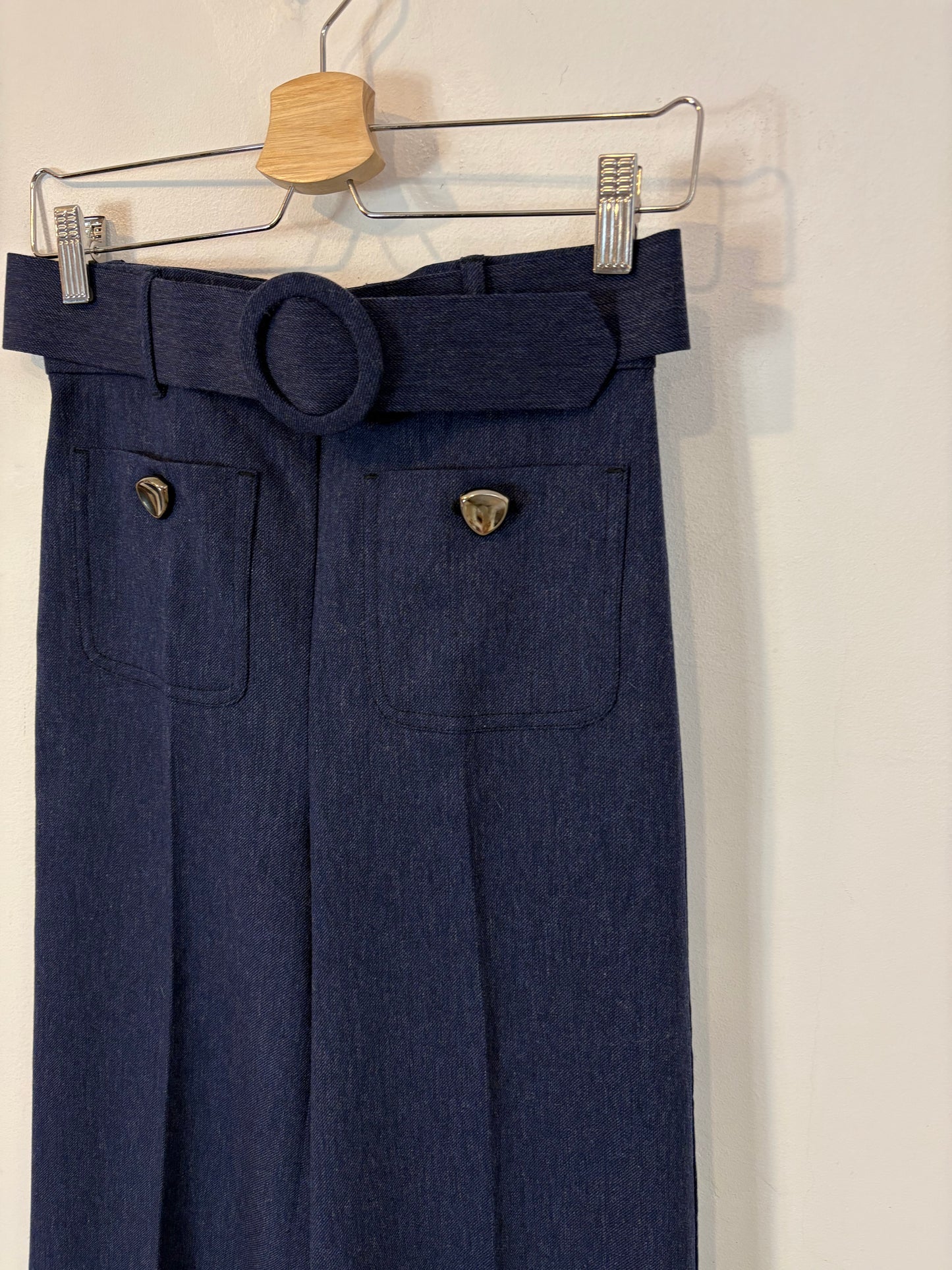 AC by ALBA CONDE. Pantalón azul espiga botones