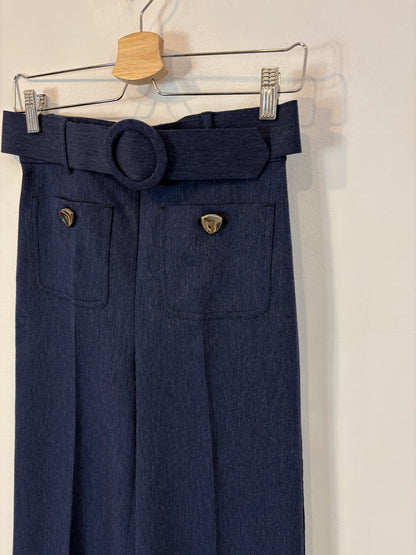 AC by ALBA CONDE. Pantalón azul espiga botones