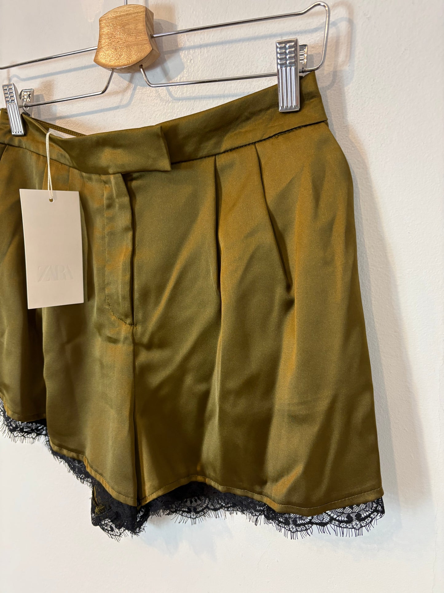 ZARA. Pantalón corto verde lencero