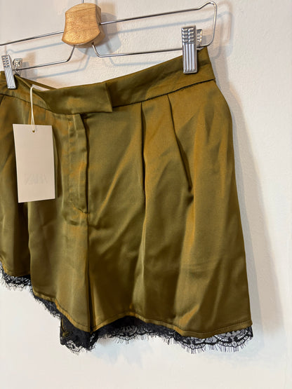 ZARA. Pantalón corto verde lencero