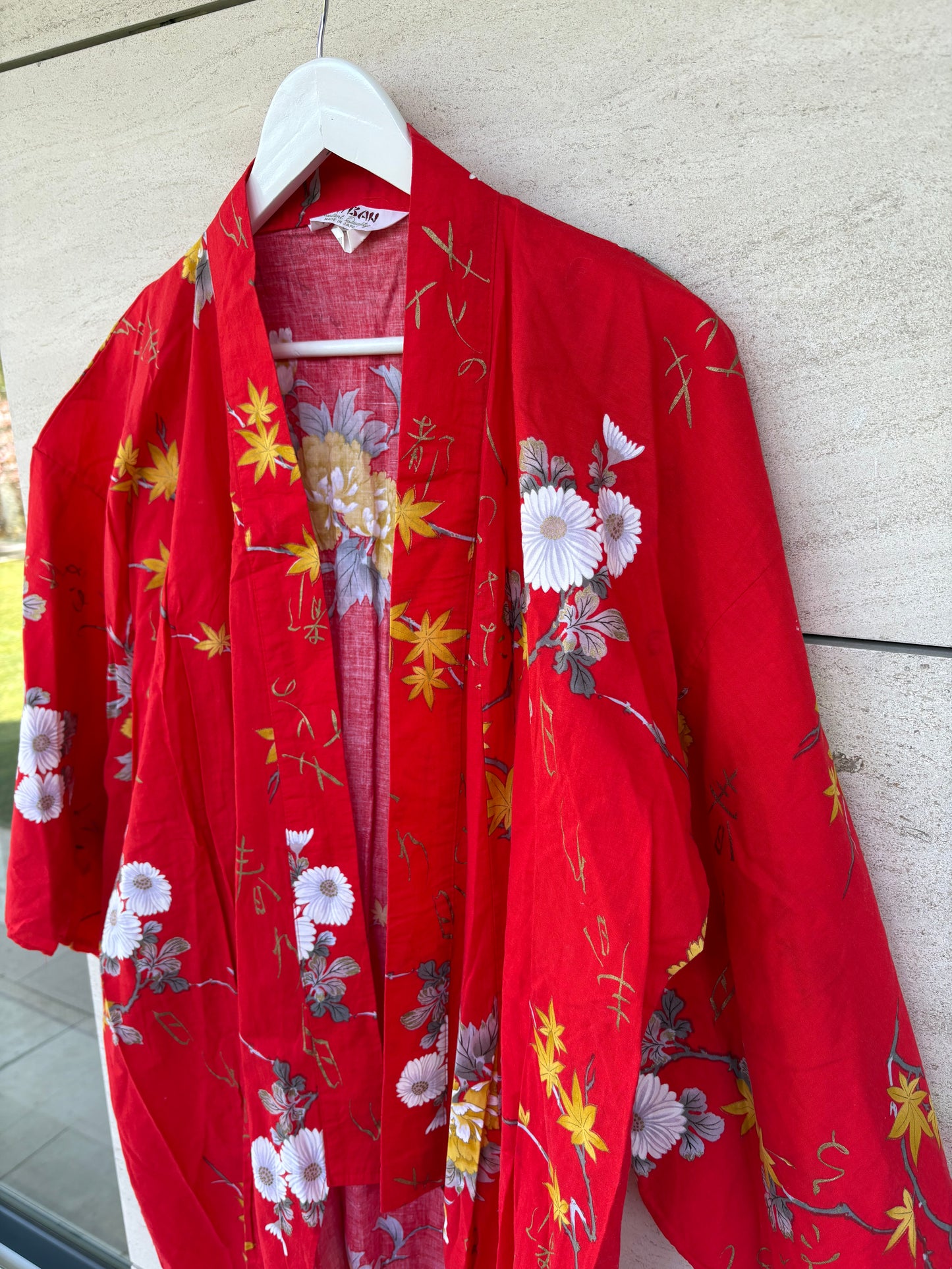 Kimono japonés rojo estampado