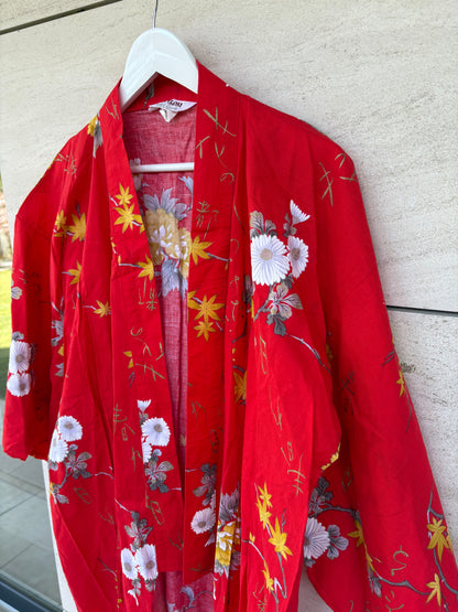 Kimono japonés rojo estampado