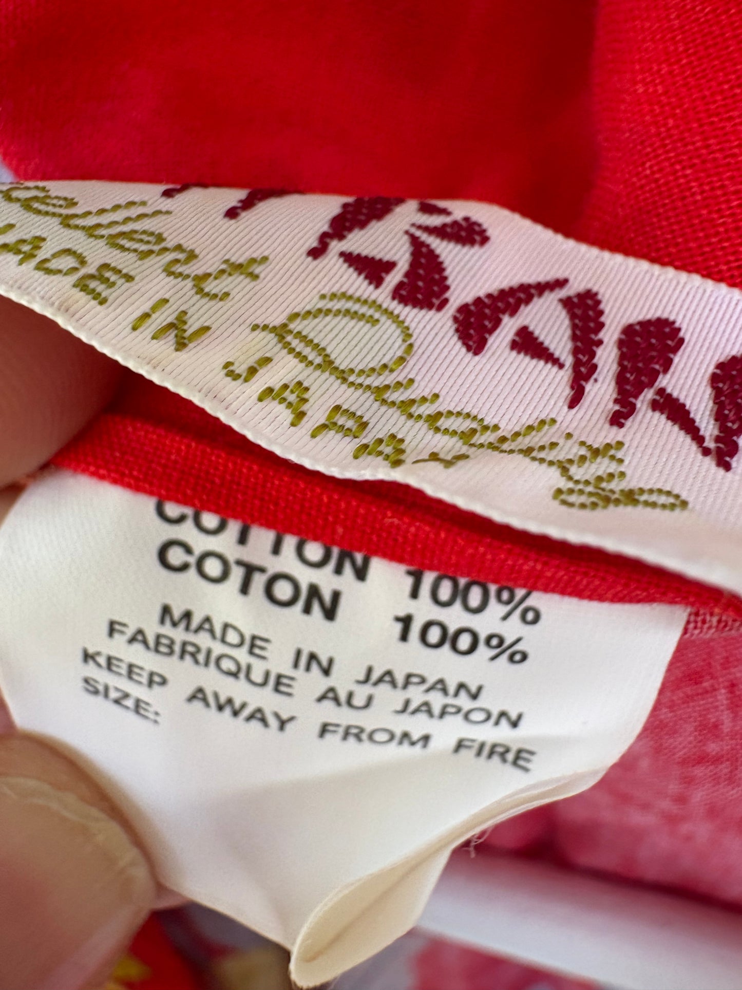 Kimono japonés rojo estampado