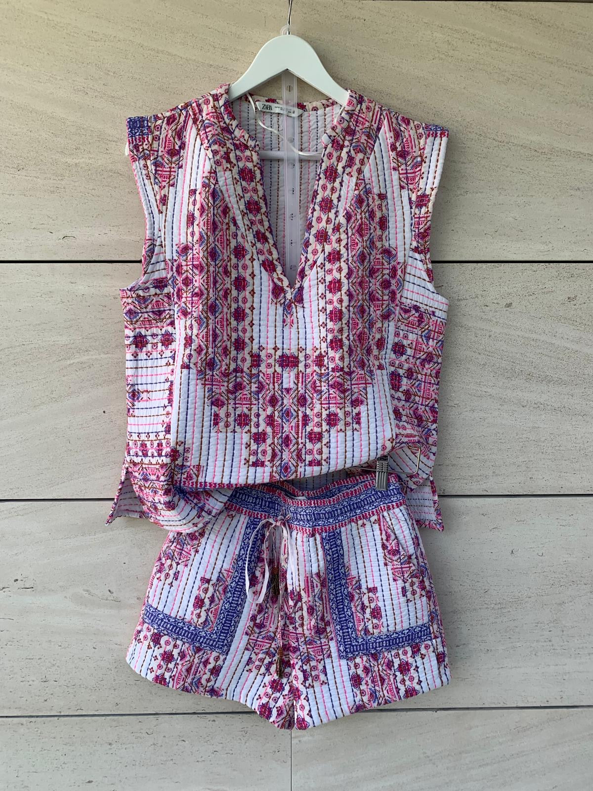 ZARA. Conjunto textura colores y bordados