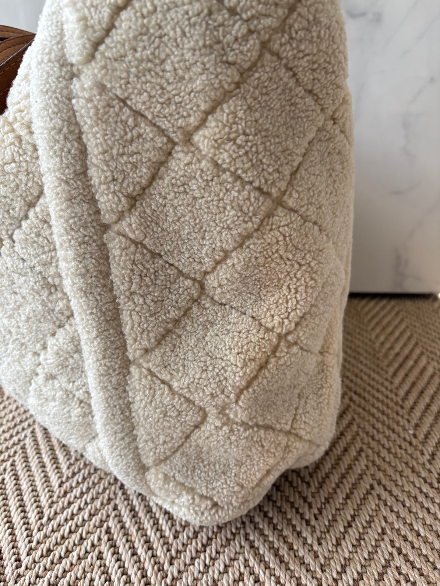 VANESSA BRUNO. Bolso tote borrego