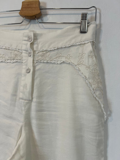 PEDRO DEL HIERRO. Pantalón blanco bordado T.36
